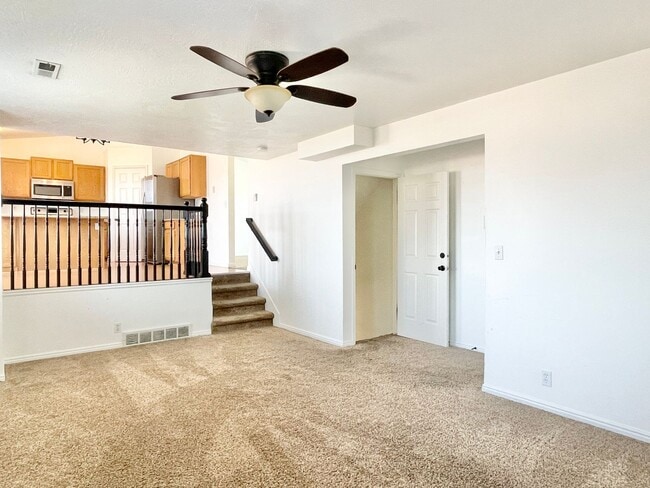 Building Photo - Lovely Sandy Home in Well Kept Neighborhood!