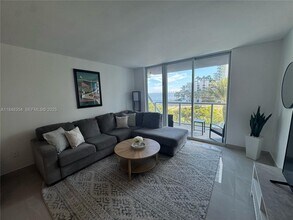 Building Photo - 1155 Brickell Bay Dr