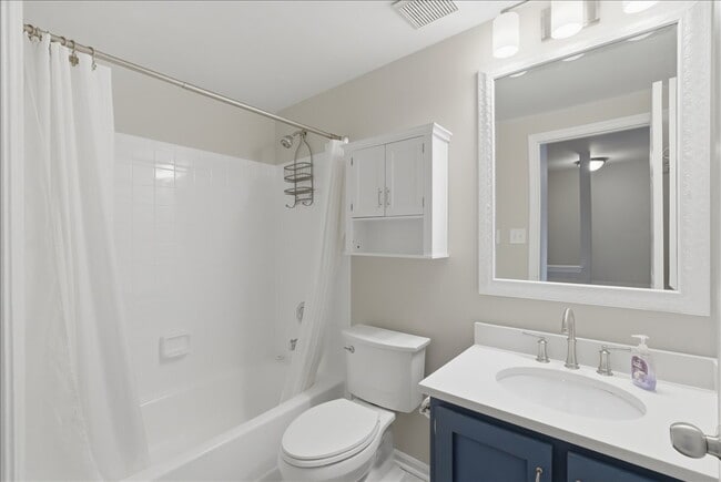 Building Photo - Updated 3BR / 2.5BA Townhome in Summit Chase – Over 1,900 Sq Ft with Deck & Fenced Patio!