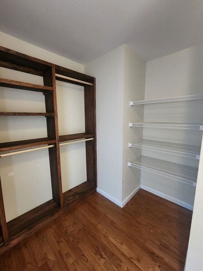 Building Photo - $2500 - 5 Bedrooms 3 Baths + Bonus Room