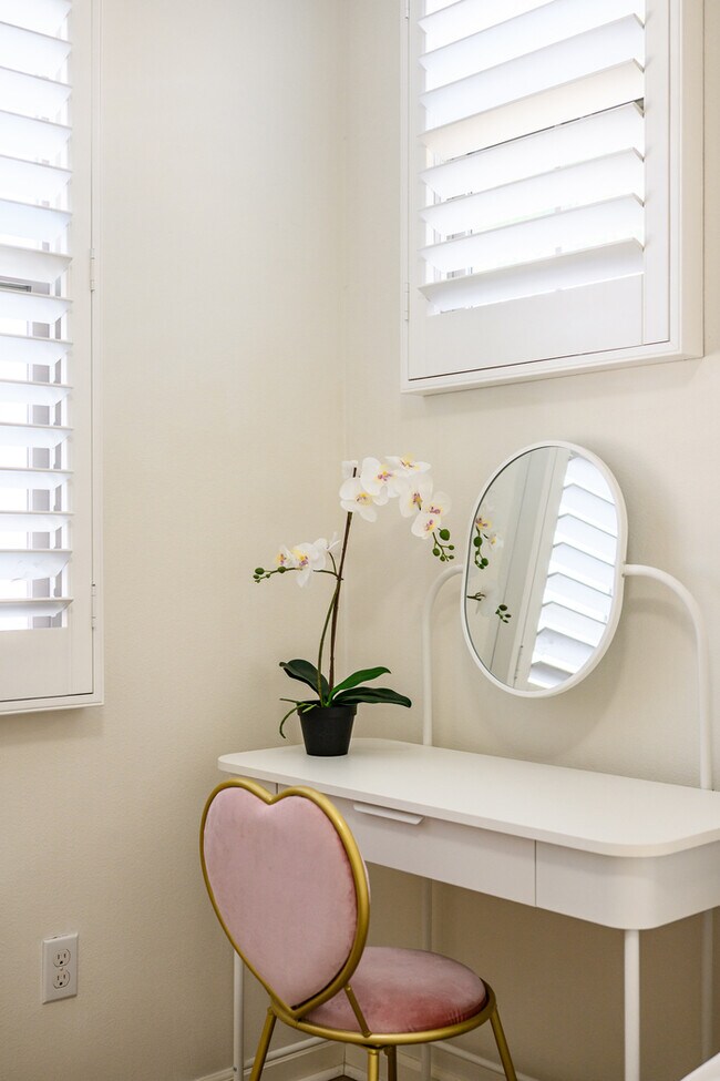 Building Photo - 110 Sugar Cane