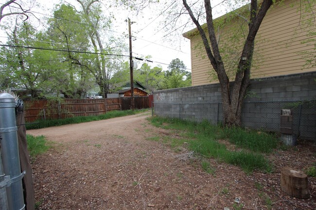 Building Photo - 4 bedroom Sunnyside Home