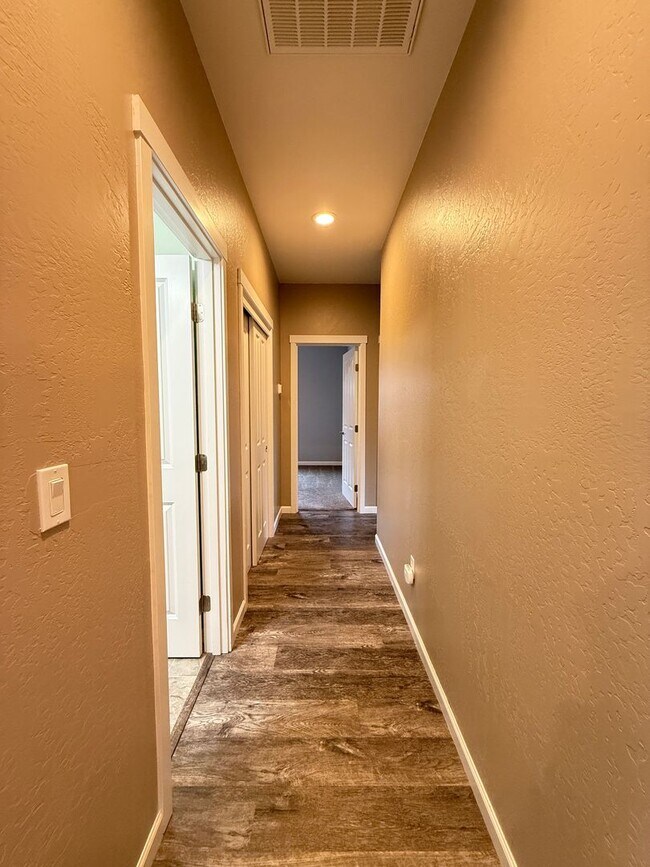 Building Photo - Quiet Cul-De-Sac Living in White City