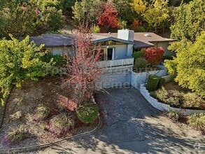 Building Photo - Beautiful 3 bedroom, 2 bath, 2,039 sqft hi...