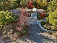 Building Photo - Beautiful 3 bedroom, 2 bath, 2,039 sqft hi...