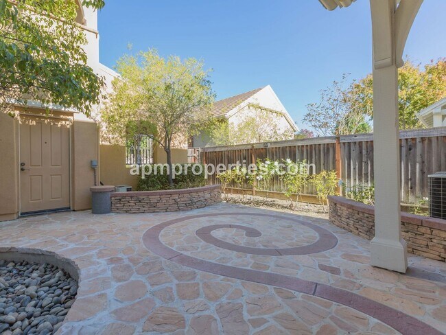 Building Photo - Upscale 3 Bedroom + Den, 4 bath, Detached Cottage, in Gale Ranch!