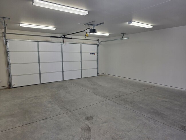 Building Photo - 195 Hacienda Loop