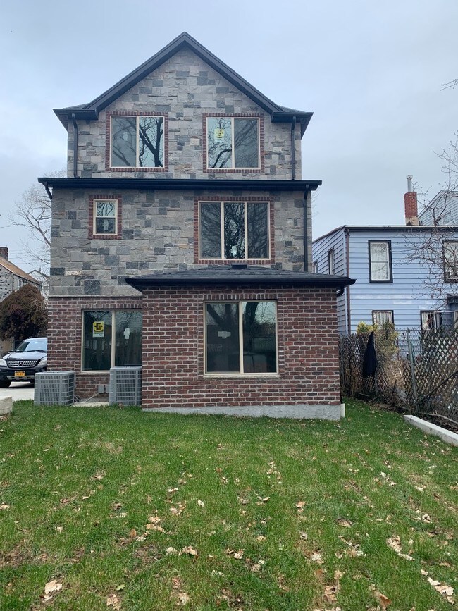 Building Photo - 18 Clinton St