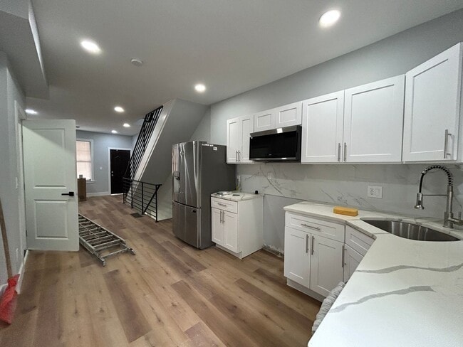 Building Photo - 3 bedroom 1.5 bath house with backyard ava...