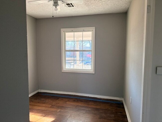 Building Photo - 2804 NW Ozmun Ave