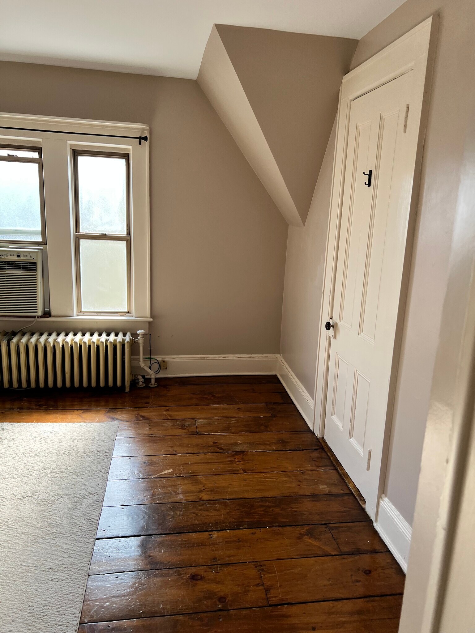 Living room - 136 E 9th St