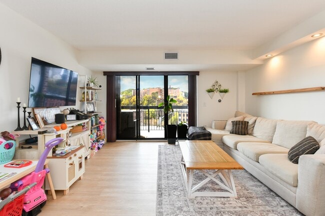 Building Photo - 700 1st St