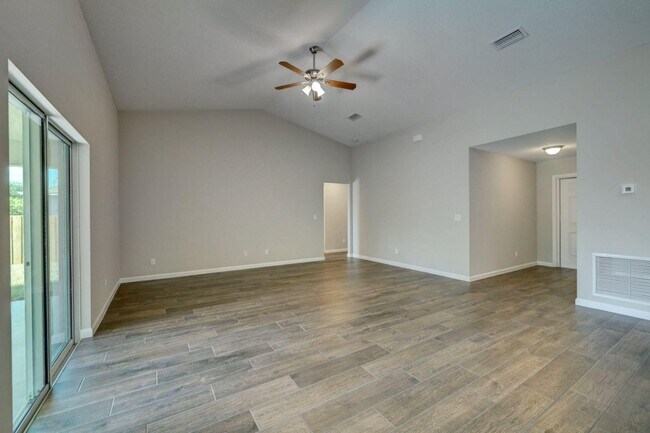 Building Photo - 444 SW Log Dr