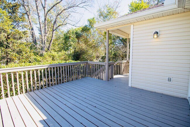 Building Photo - Charming 3 Bedroom, 2 Bathroom in Rosewood - Available May 2026!