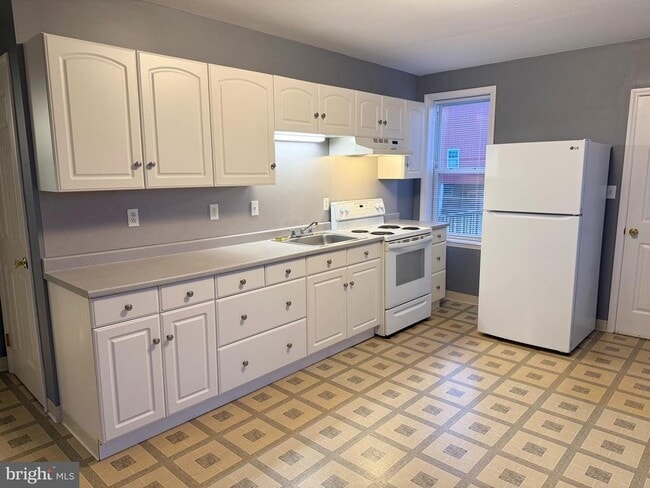 Building Photo - 2933 E High St