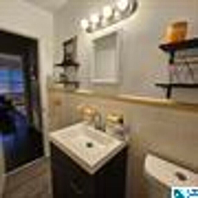 Building Photo - Charming 4 Bedroom, 1 Bathroom house