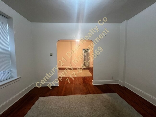 Building Photo - 362 W Broadway