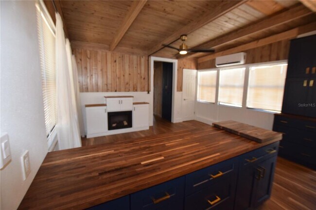 Building Photo - 1918 Sunset Ln