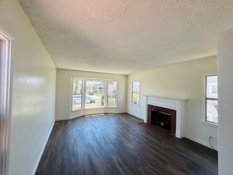 Building Photo - 1029 W 84th St
