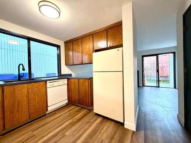 Building Photo - Spacious Townhouse in the Heart of Garden Home~ New LVP Flooring~ Washer/Dryer Hook-Ups~ A/C~ Lar...