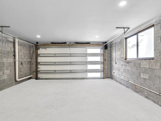 Building Photo - 4640 SW 32nd Ave