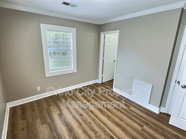 Building Photo - 1065 N Holmes St