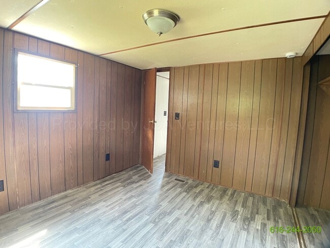 Building Photo - Darling 2 Bedroom Mobile Home Available!!