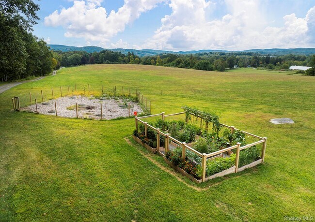 Building Photo - 121 Quaker Hill Rd