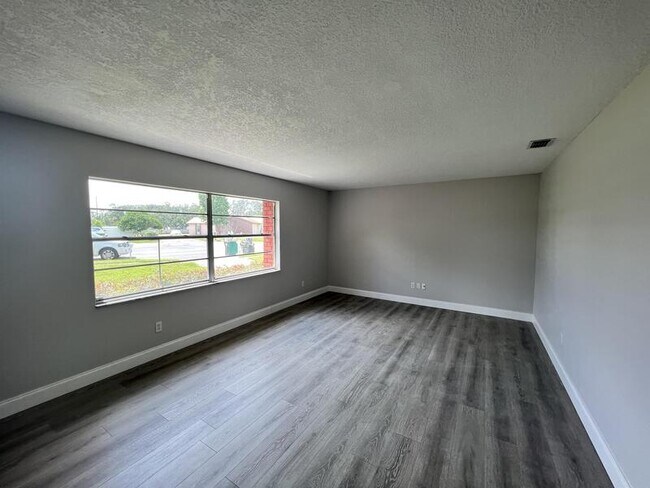 Building Photo - 1313 Summer Breeze Rd