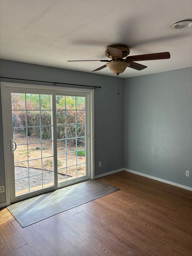 Building Photo - 4 B/R 2 1/2 BA House in Gridley AVAILABLE ...