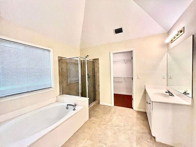 Building Photo - 3165 Maple Terrace Dr