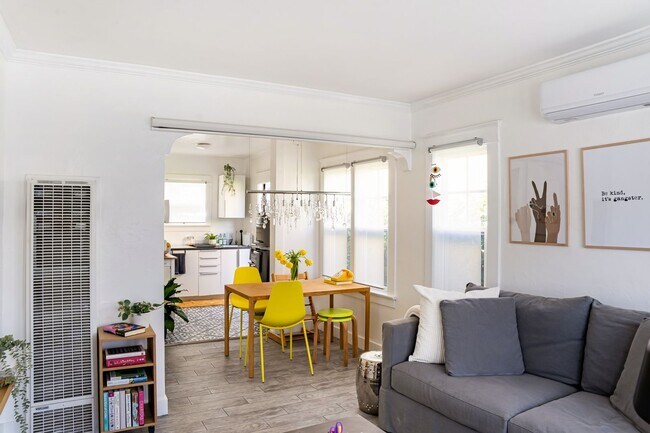 Building Photo - Charming 2BR Spanish Bungalow in Long Beach
