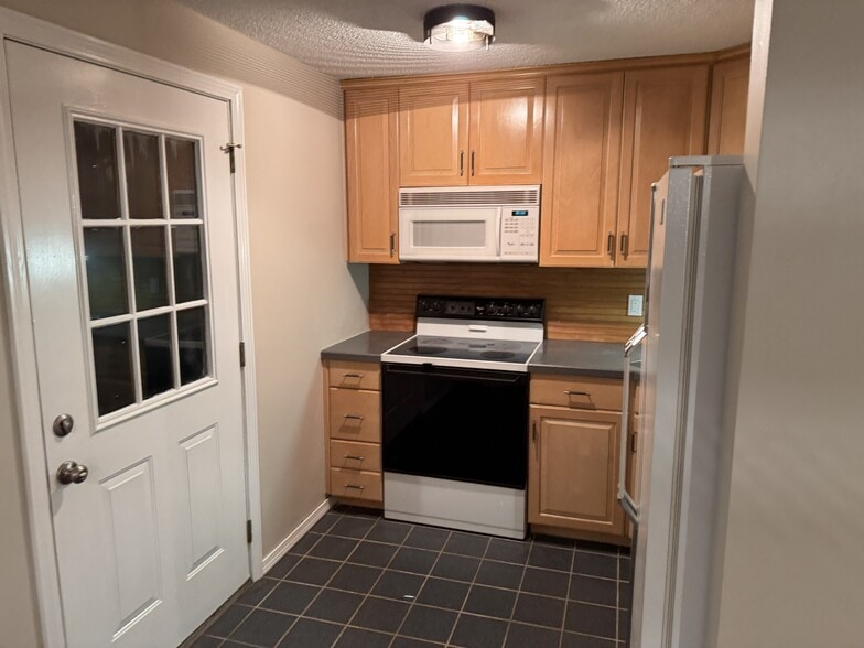 Building Photo - 239 Old Farms Rd