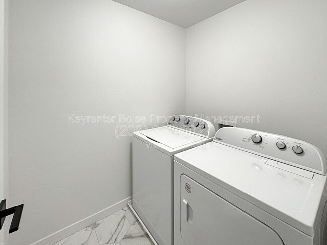 Building Photo - 6346 S Rohanna Wy