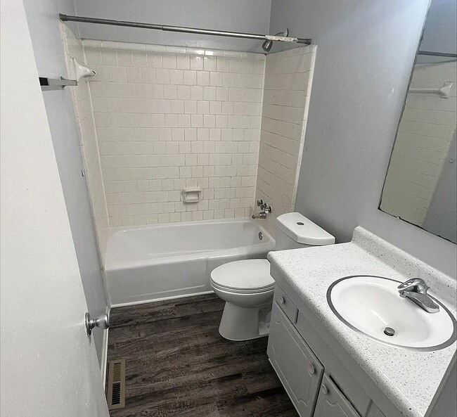 Building Photo - 1901 Eastway Dr