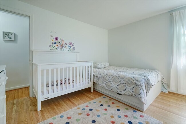 Building Photo - 984 Danby Dr