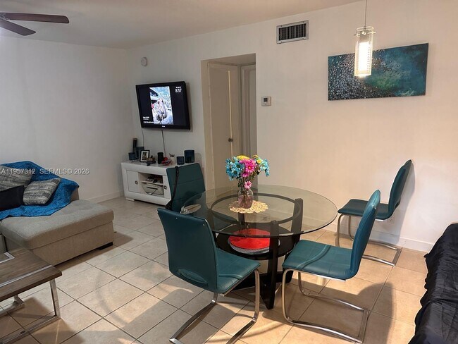 Building Photo - 581 Blue Heron Dr