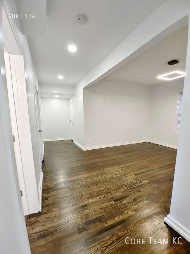 Building Photo - Renovated 2 Bedroom in Midtown w/ Private ...