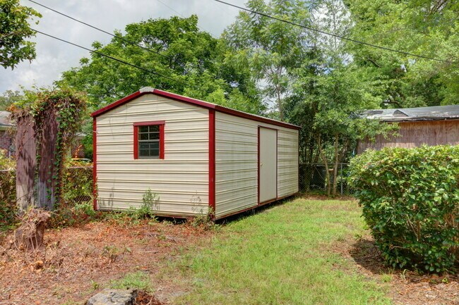 Building Photo - Daffin Park Area