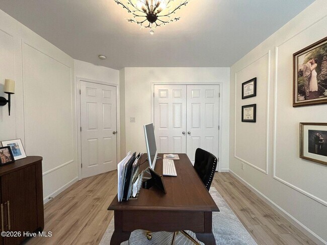 Building Photo - 561 Thorncliff Dr