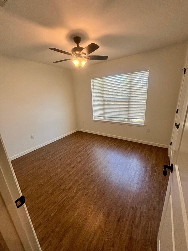 Building Photo - 713 Maple Ln
