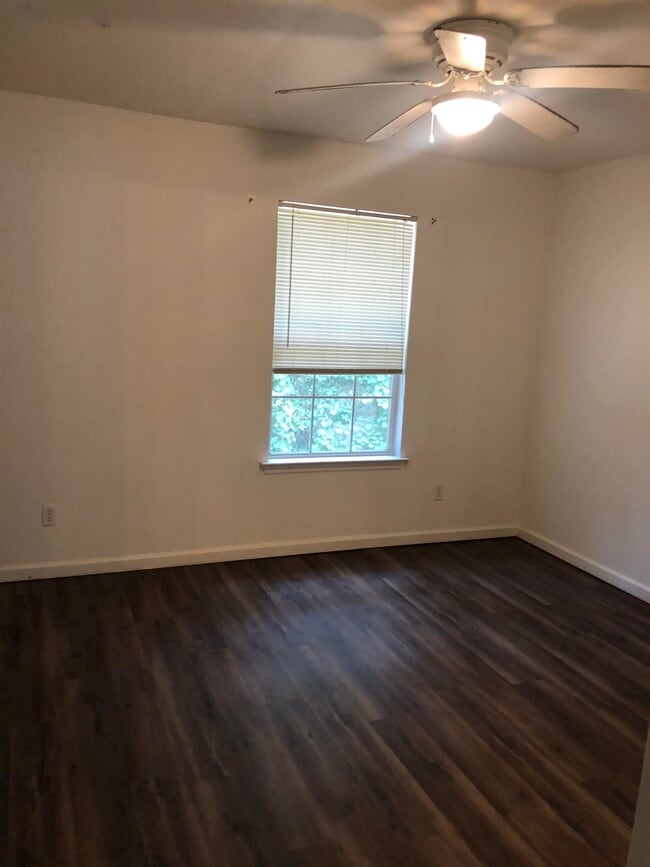 Building Photo - 2471 Wren Hollow Dr