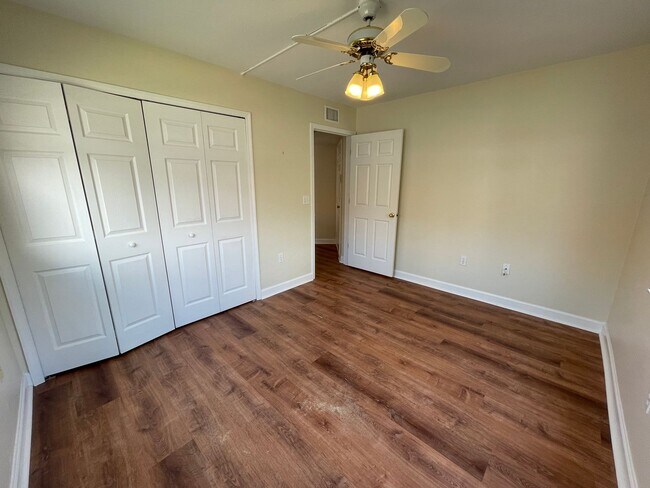 Building Photo - ANNUAL RENTAL - 3 BED / 2 BATH WITH CARPOR...