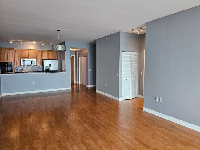 Building Photo - 1235 S Prairie Ave