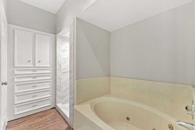Building Photo - Spacious and Full of Character -  3,000+ S...
