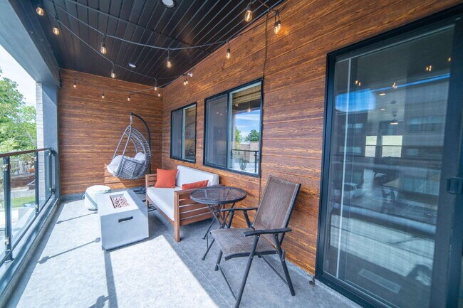Building Photo - Gorgeous Modern Townhome in Draper