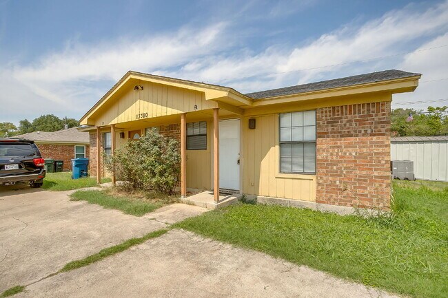 Building Photo - Charming 2-Bedroom Duplex Retreat on White...