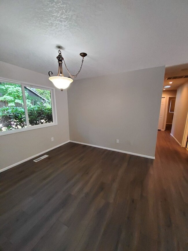 Building Photo - Great Home Near Hiteon Elementary