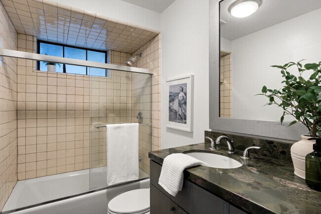 Building Photo - 1744 Redesdale Ave