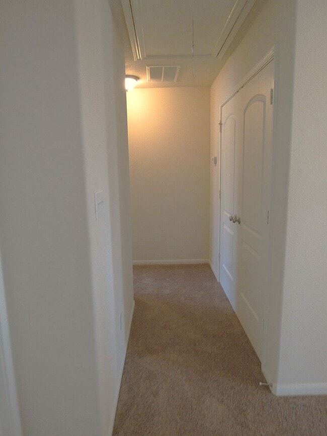 Building Photo - Spacious, Modern and Conveniently Located ...